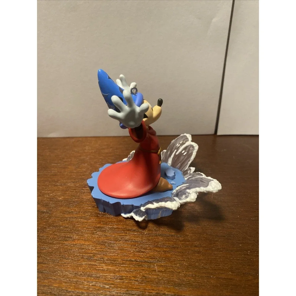 2004 Hallmark Keepsake‎ Ornament featuring